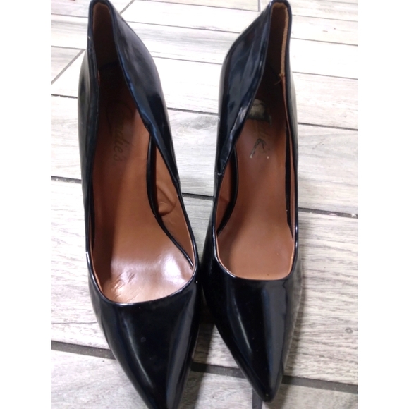 Shiny black closed point toe stilettos. Size 8 1/2 - Picture 2 of 6